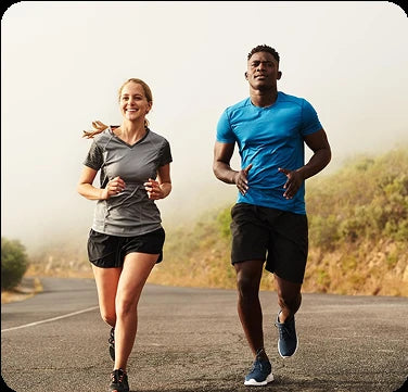 Aktives Paar beim Joggen und Erholen