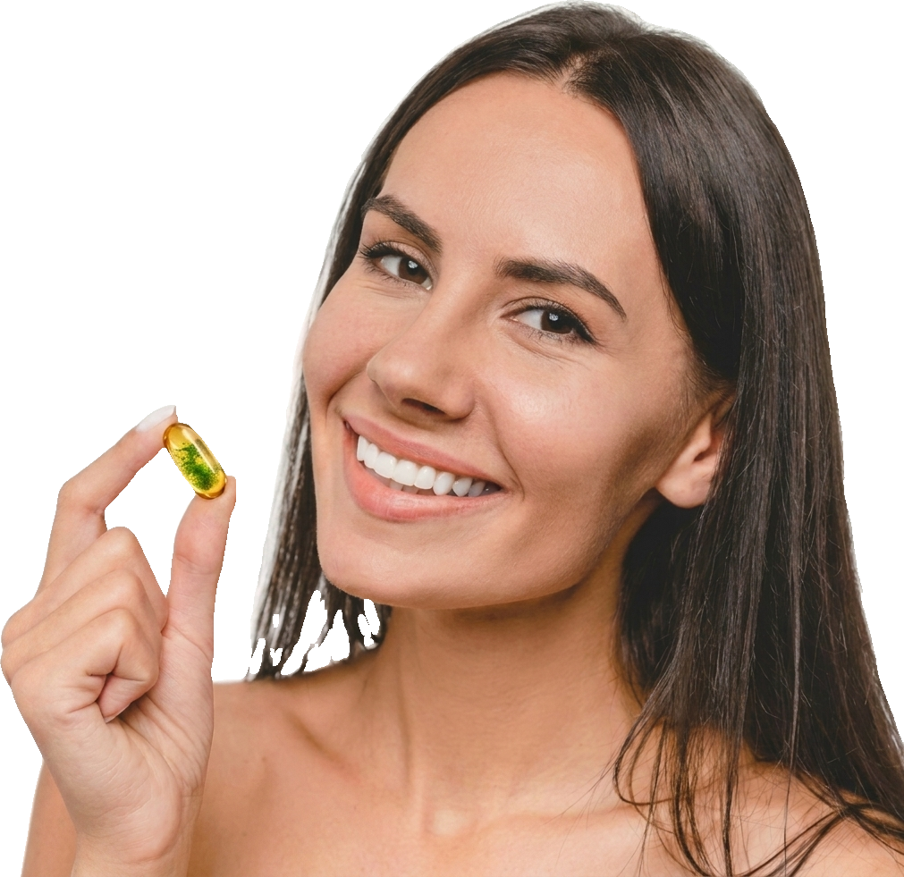 Lächelnde Frau hält eine goldene mysolv-Softgelkapsel mit grünen Mikroalgen